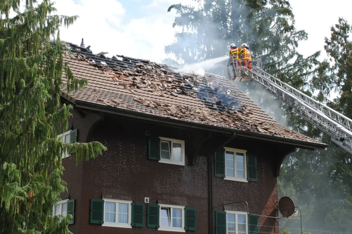 Reiden LU - Räucherstäbchen entzündet Feuer im Dachstock