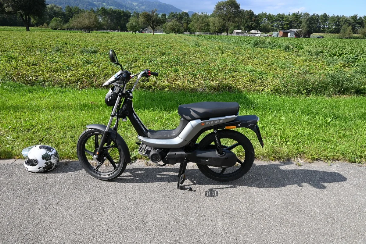 Balzers FL - Verkehrsunfall zwischen Motorfahrrad und Personenwagen