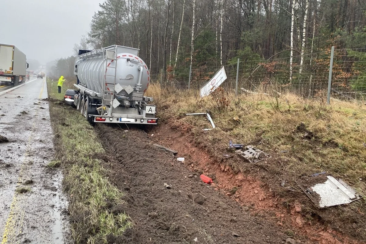BAB 6 - Kaiserslautern - Sattelzug landet bei Unfall auf einem Grünstreifen