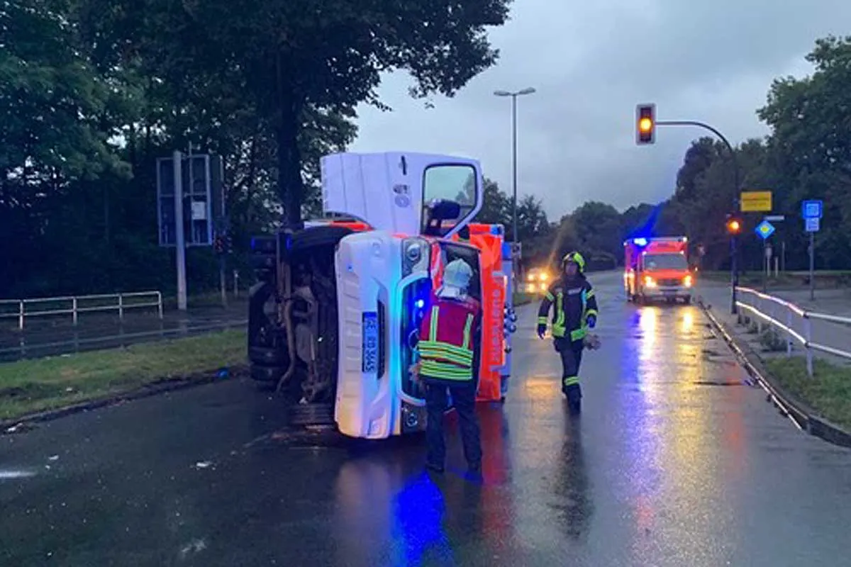 Gelsenkirchen - Rettungswagen kollidiert mit Pkw auf Einsatzfahrt