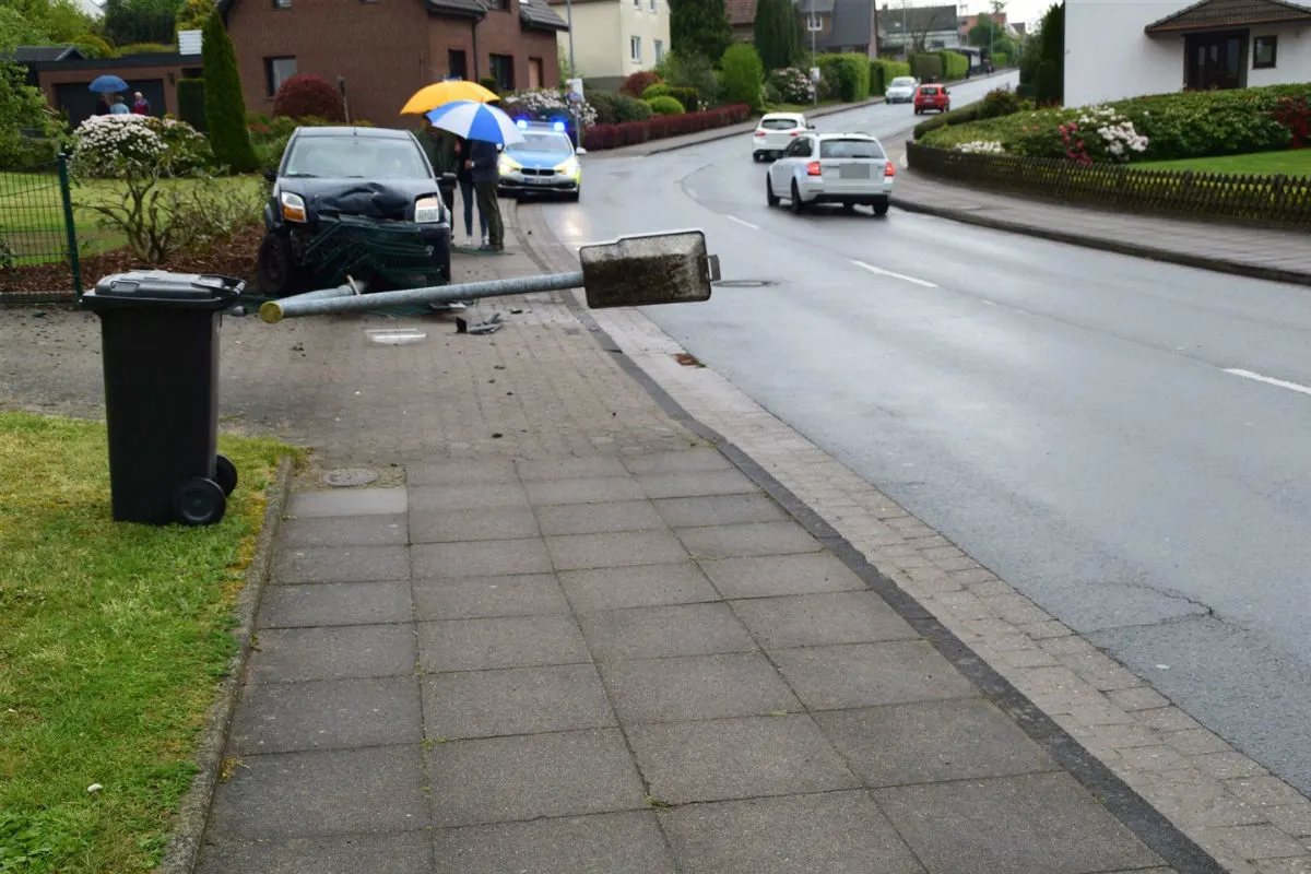 Auf nasser Fahrbahn die Kontrolle über das Auto verloren