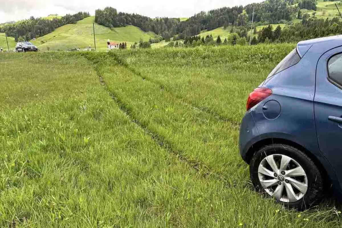 Bennau SZ - Weisser Kastenwagen nach Unfall gesucht 