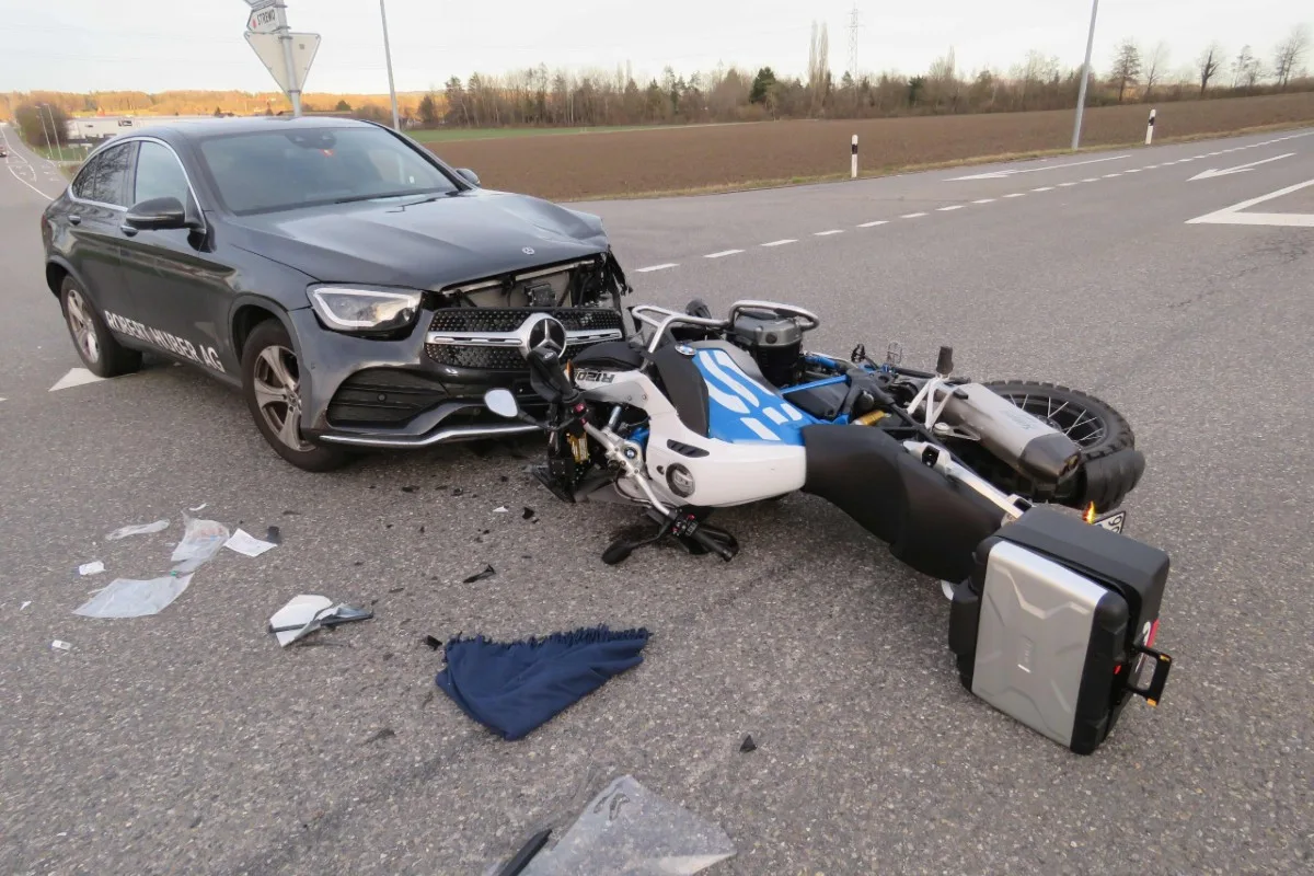 Waltenschwil AG  - Autofahrer übersieht Motorradlenker!