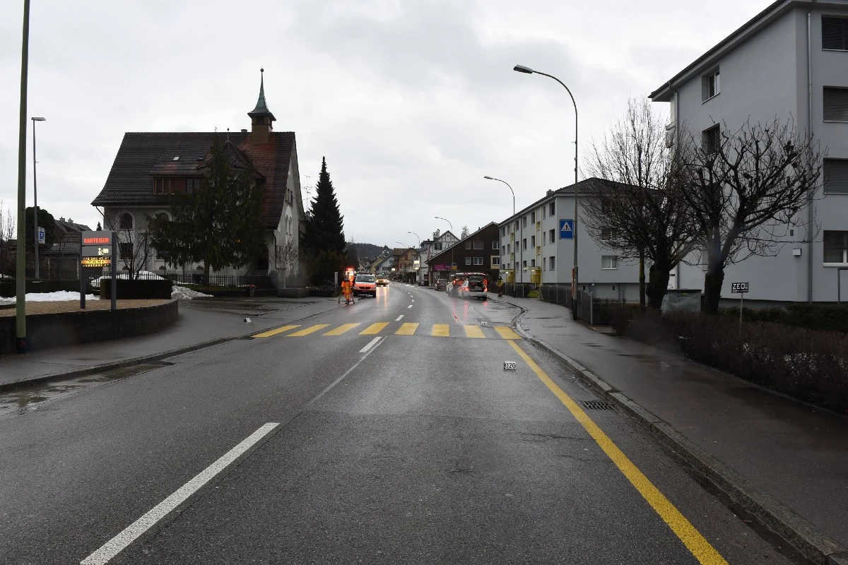 Embrach ZH - 25-jährige Fussgängerin schwer verletzt