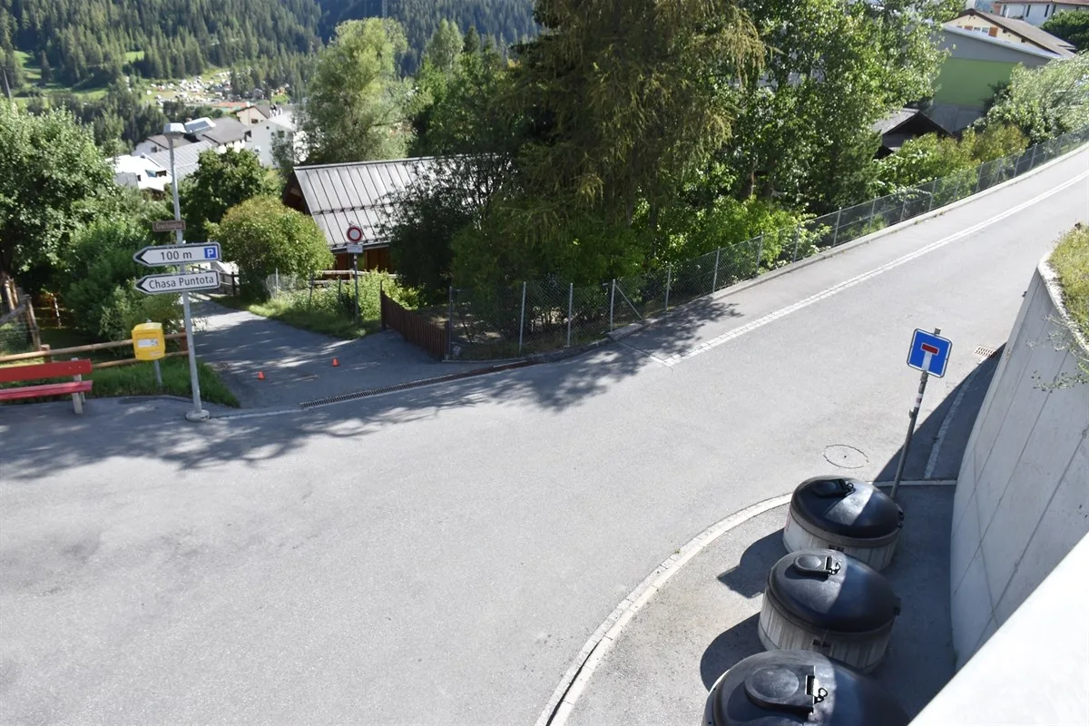 Tragischer Unfall in Scuol GR - Kleinkind gerät nach Kollision unter Auto!