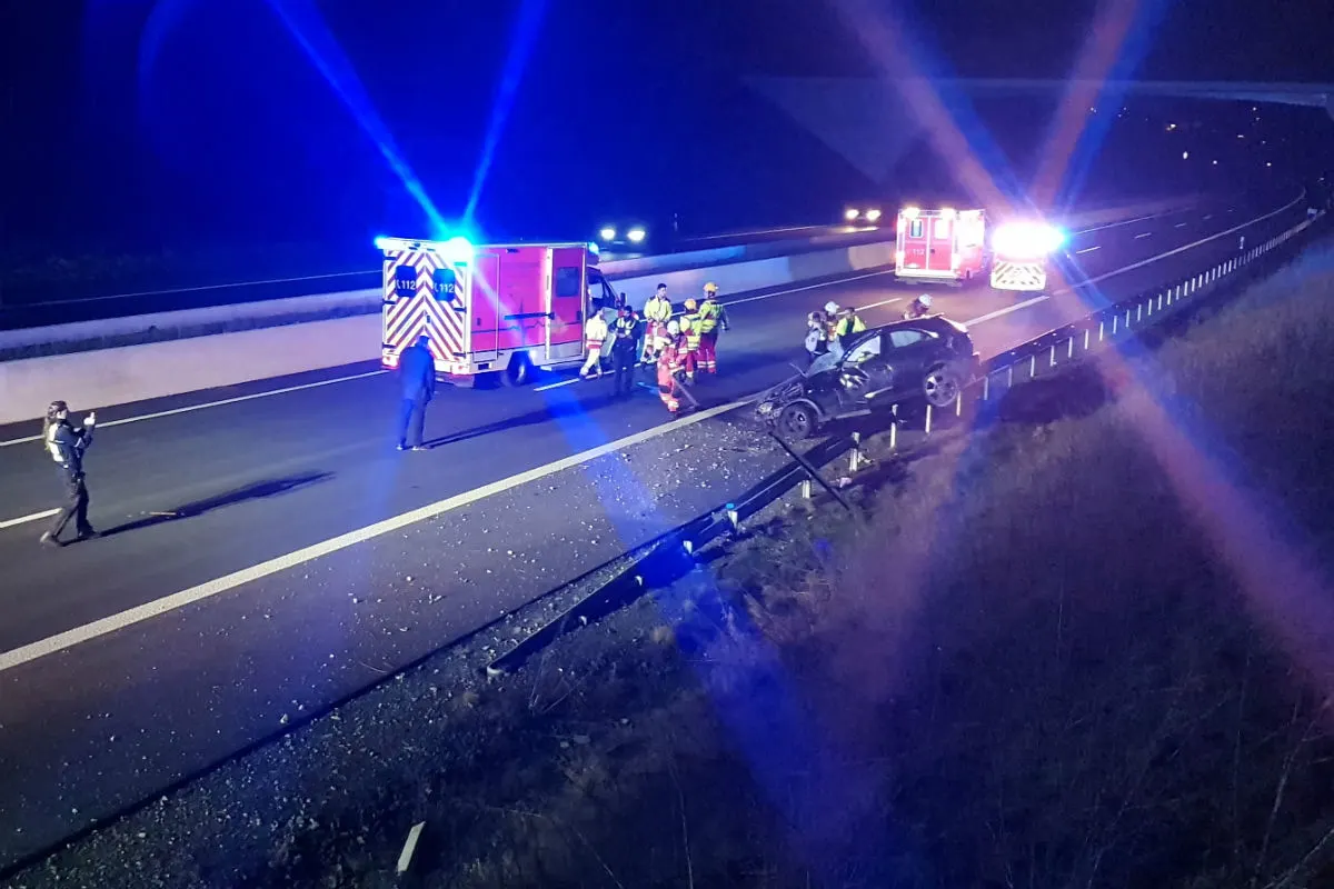 Opel Corsa landet auf der Leitplanke