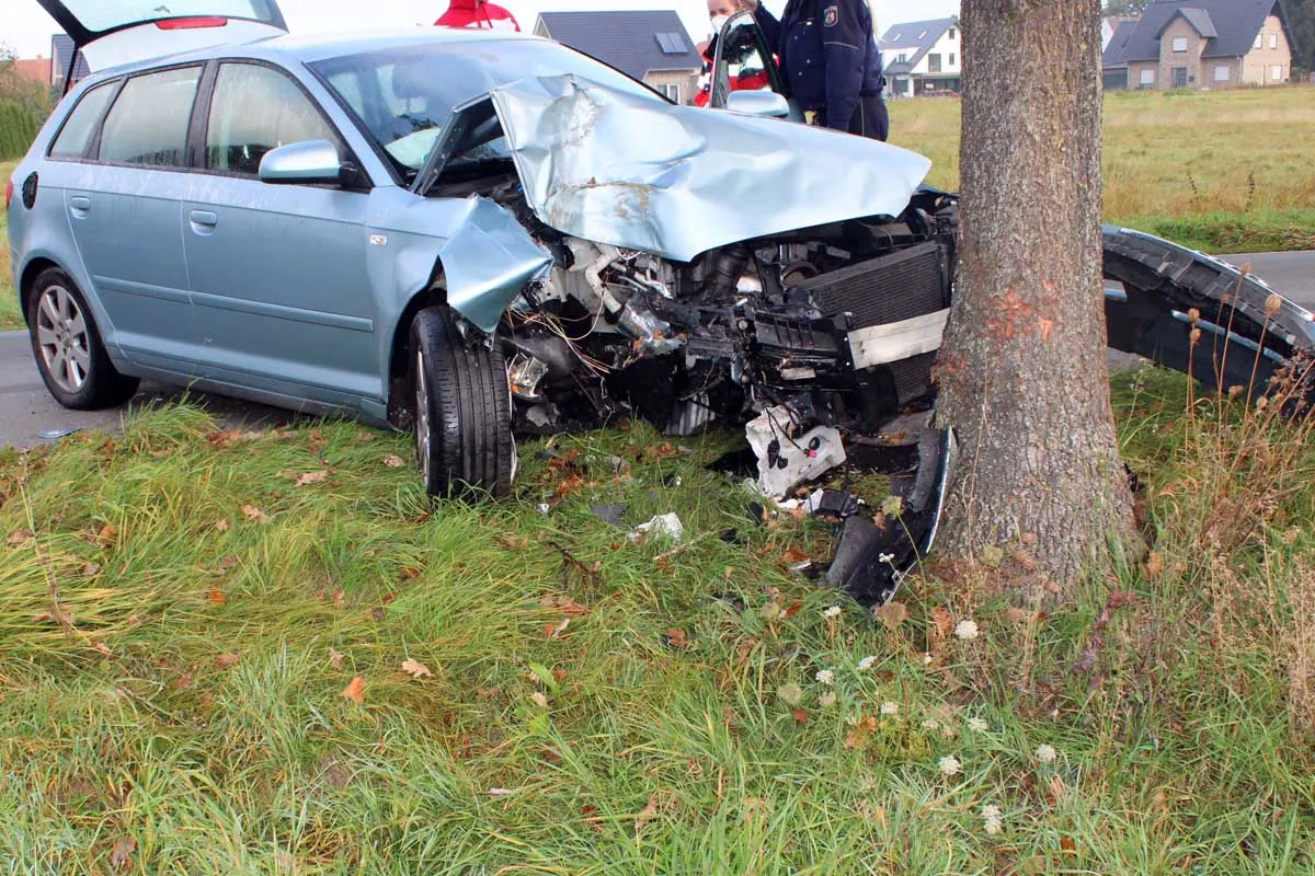 Tier in Espelkamp ausgewichen - 19-jährige Autofahrerin prallt gegen Baum