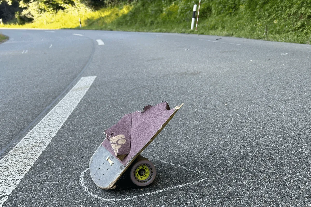 Erlinsbach/Salhöhe AG - Skateboarderin kollidiert tödlich mit Auto  