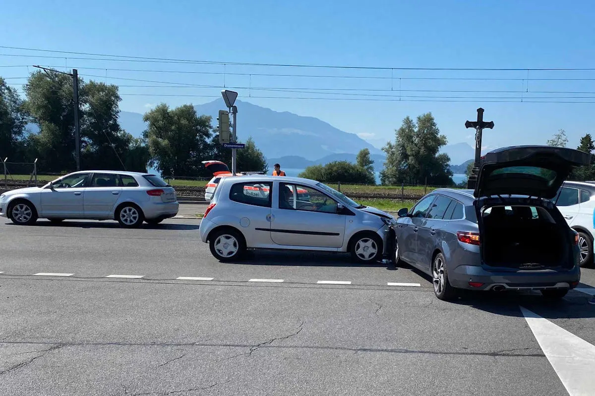 Heftiger Unfall in Zug – Unklare Situation nach seitlich-/frontaler Kollision