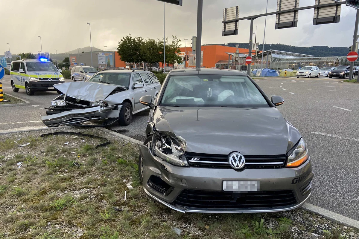 Oftringen AG - Rotlicht missachtet und Unfall gebaut