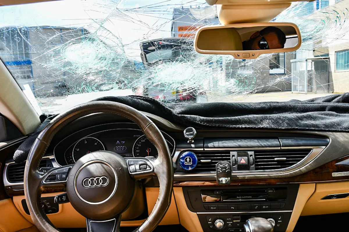 Emmetten NW - Mit stark beschädigter Frontscheibe auf der Autobahn unterwegs