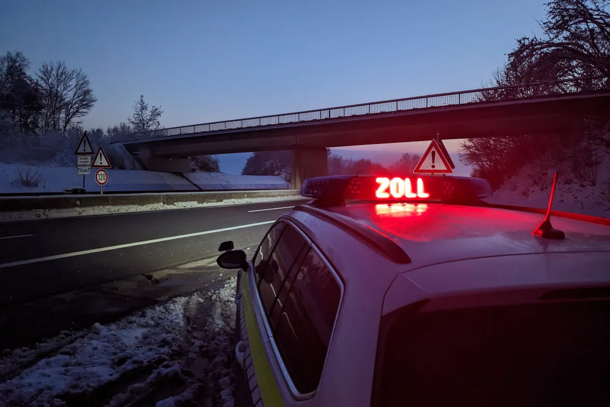 Rosenheim – Zoll entdeckt über 370 Stangen unversteuerte Zigaretten aus Bulgarien – Rechnungen unter dem BH versteckt