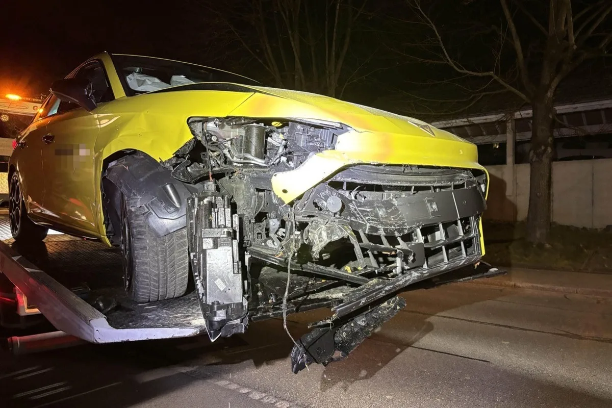 Dietwil AG – Selbstunfall richtet Schaden bei Autohändler an