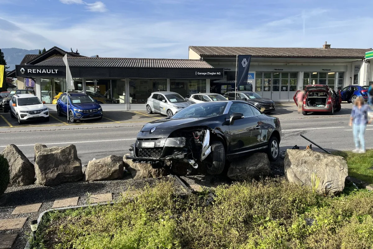  Rufi SG - Vor Renault-Garage zweimal Totalschaden bei Kollision zwischen zwei Renaults!