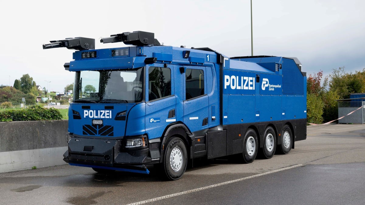 Ein großer, blauer Wasserwerfer der Kantonspolizei Zürich steht auf einem Parkplatz. Das Fahrzeug ist einsatzbereit und zeigt klare Polizei- sowie Kantonspolizei-Beschriftungen.