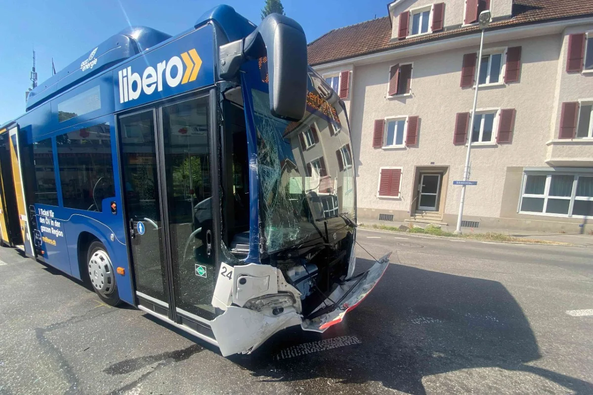 Unfall Grenchen SO - Kollision zwischen Lieferwagen und Linienbus 
