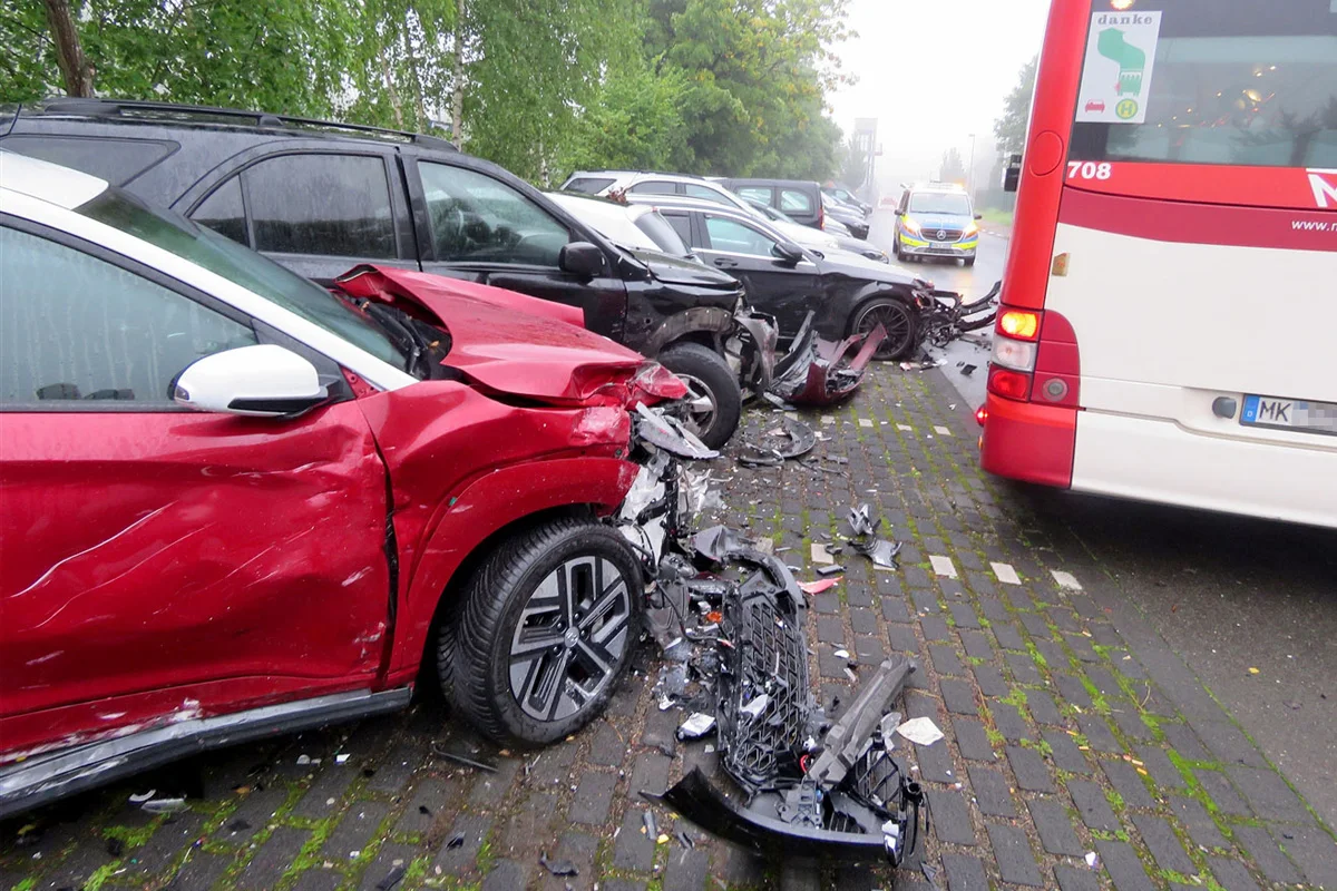 Meinerzhagen NW – Linienbus kollidiert mit neun geparkten Autos