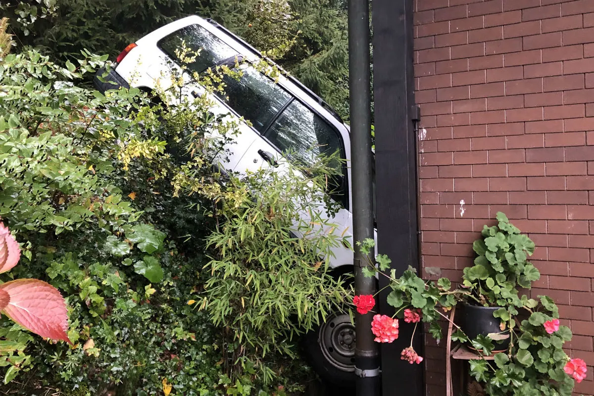 Unfall Weggis LU - Subaru Forerster fährt über Böschung und prallt gegen Wohnhaus!