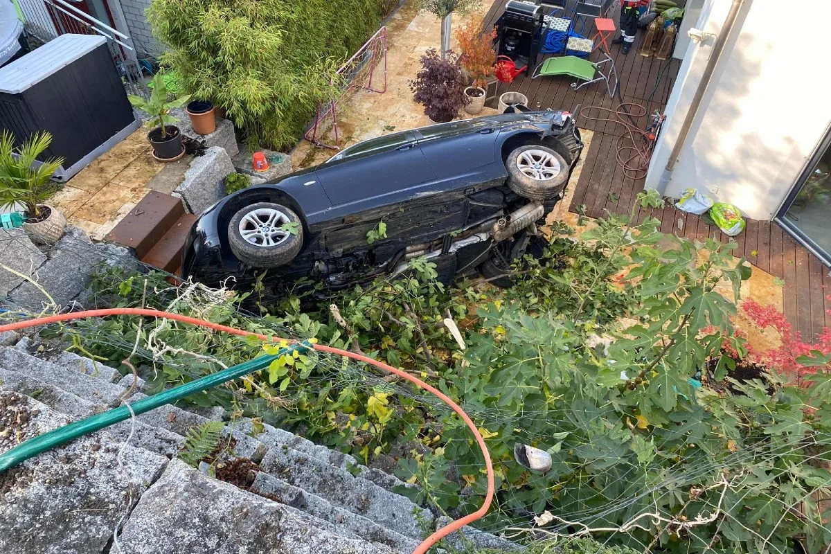 Spektakulärer Unfall in Pratteln BL  - Personenwagen rollt davon und stürzt auf einen Sitzplatz