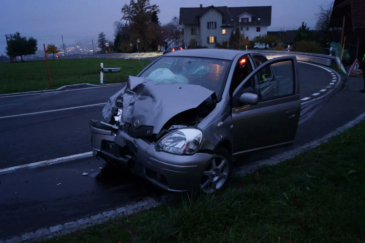 Baar ZG - Frontalkollision zwischen Auto und Linienbus