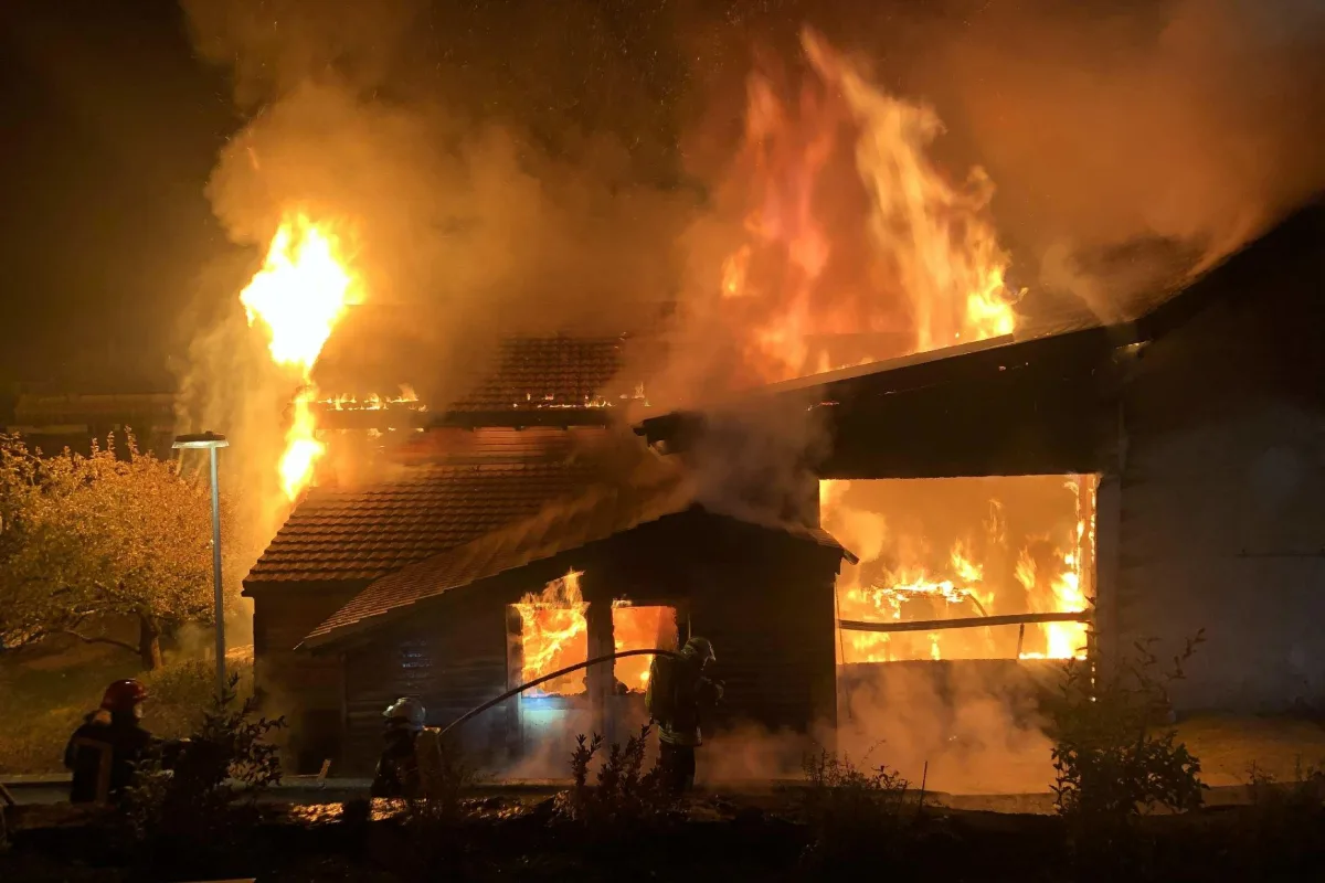 Grossbrand in Neirivue FR - Wohnungen und Schreinerei zerstört