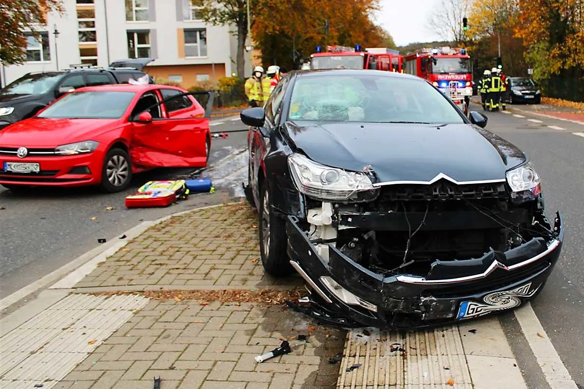 Heftiger Crash in Odenthal - 3 Verletzte und hoher Sachschaden