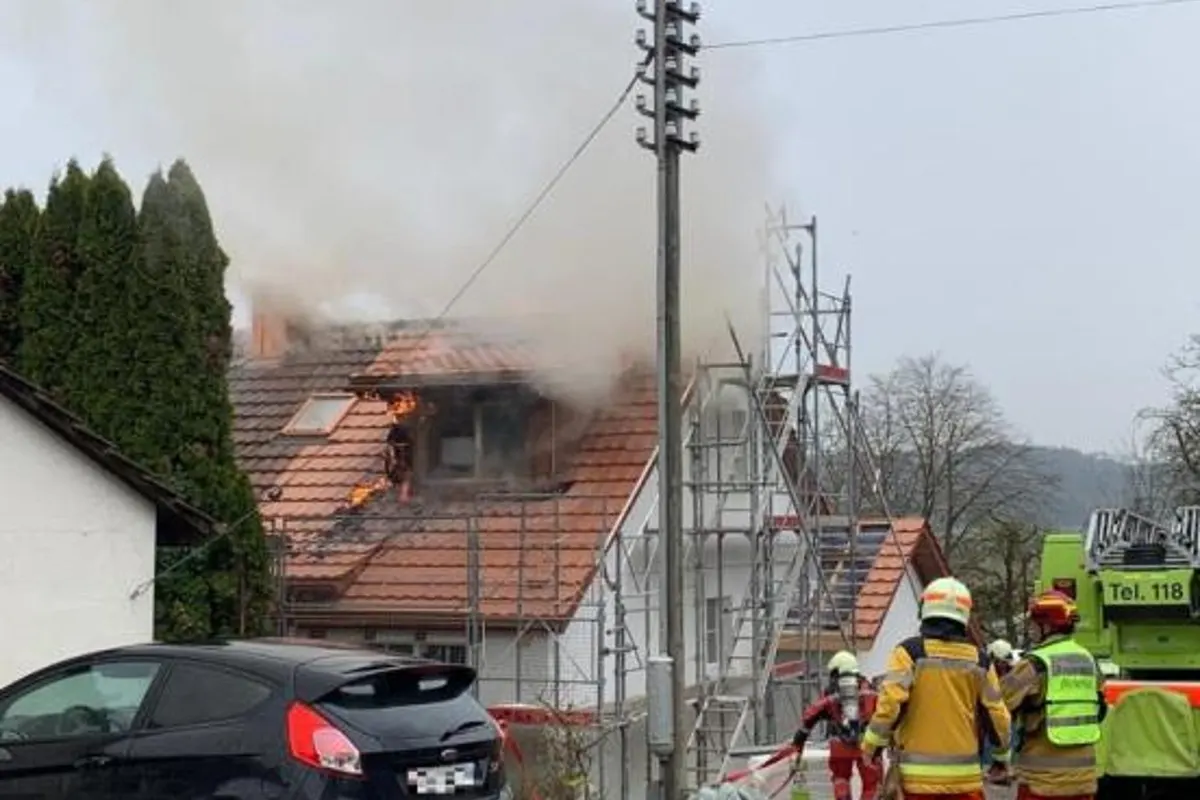 Winterthur ZH - Flammen gingen auf einem Dach auf