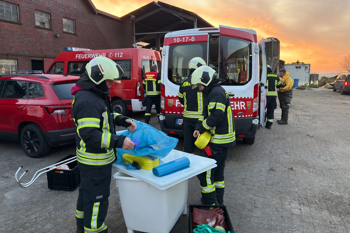 Aurich – Feuerwehr rettet zwei Kühe aus Güllegrube