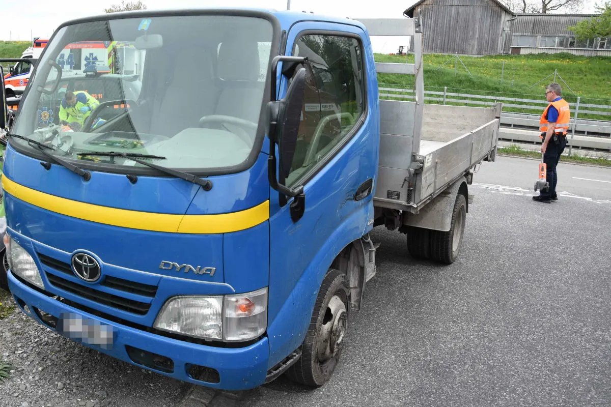 Widnau SG - Lieferwagen prallt in Motorrad