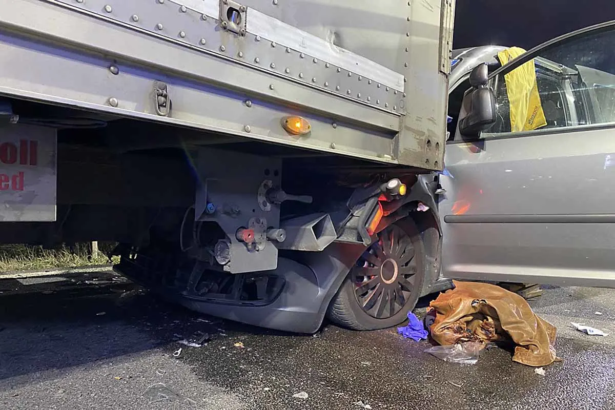 Schwerer Verkehrsunfall in Mainz - Autofahrer bei Unfall mit Sattelzug eingeklemmt!