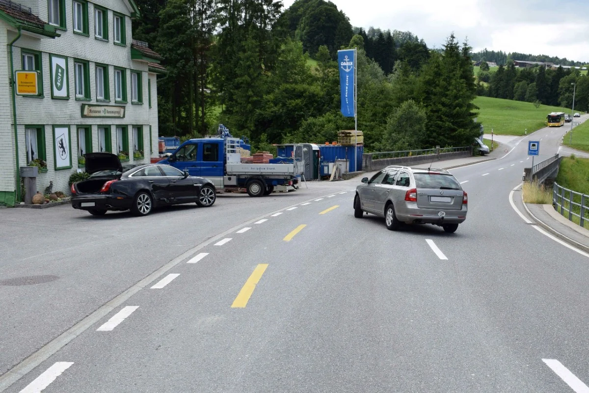 Herisau AR - Abbiegendes Auto überholt