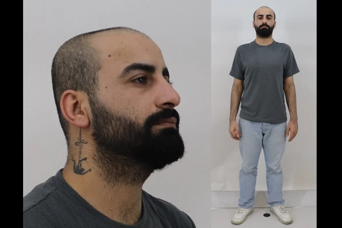 Ein Mann mit Bart und kurzem Haar steht in einem neutralen Raum. Er trägt ein graues T-Shirt und helle Jeans. Das Bild zeigt ihn von vorne und seitlich.