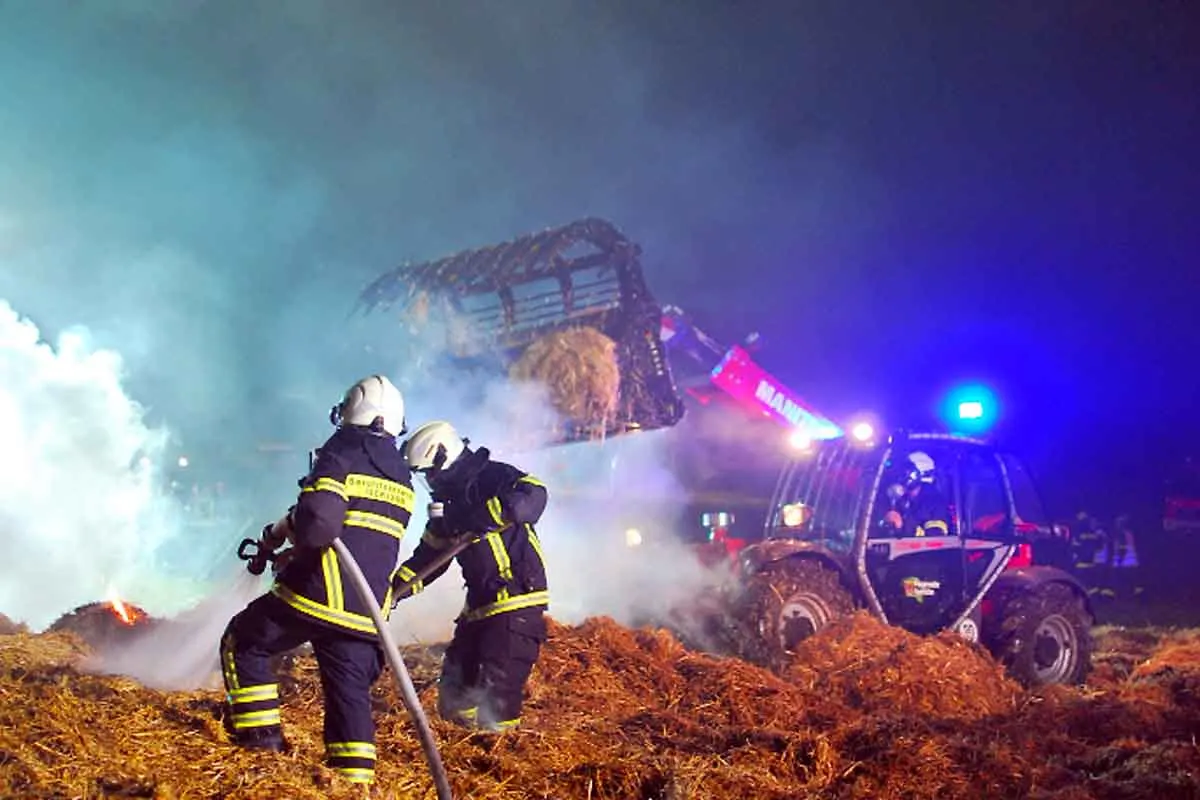 Großbrand in Iserlohn - Strohballenbrand fordert 160 Einsatzkräfte
