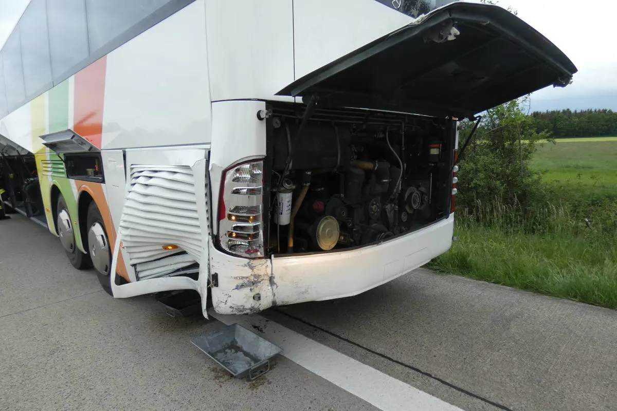 A27 Wurster Nordseeküste – Kollision mit Reisebus verursacht während eines Sekundenschlafs