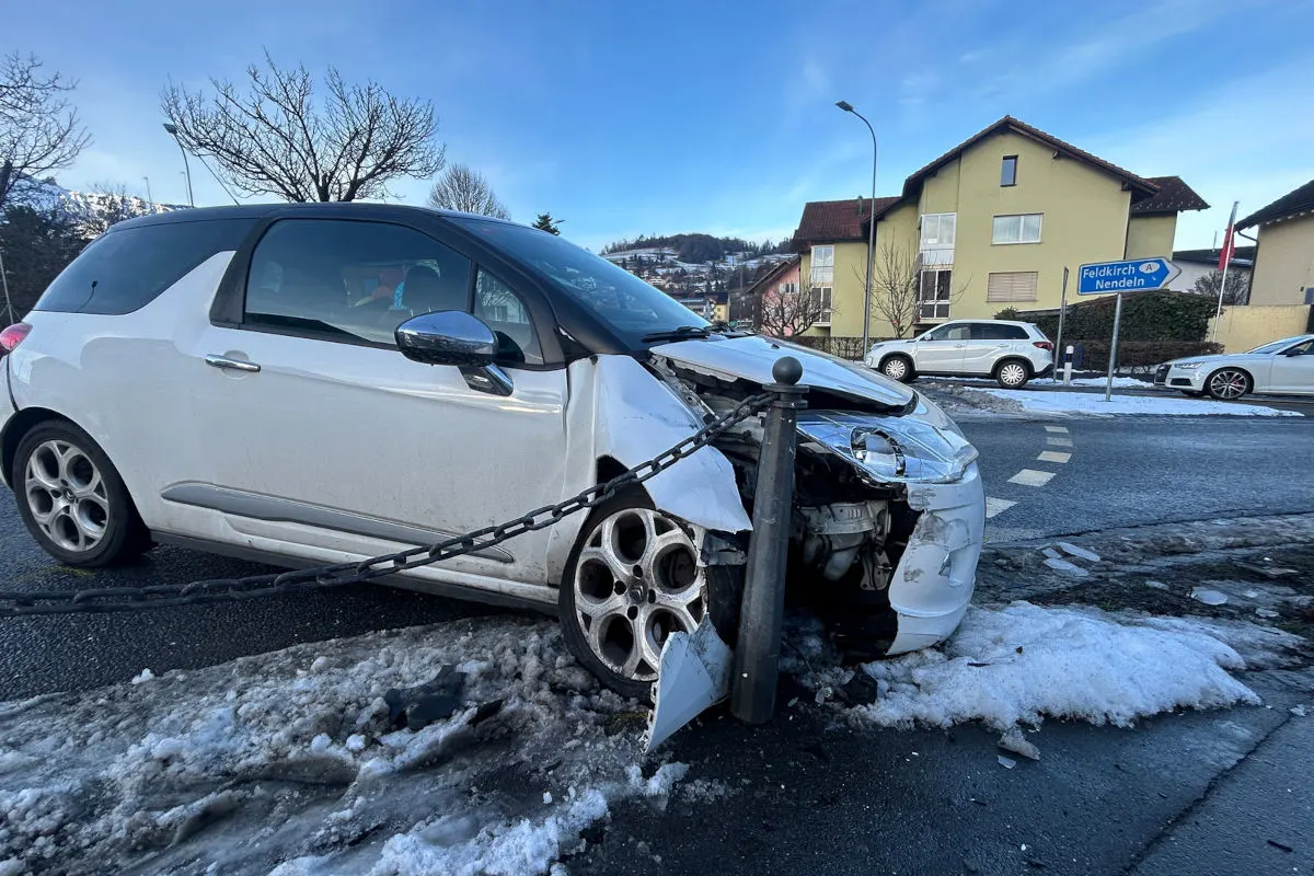 Eschen FL – Automobilist bei Unfall im Kreisel verletzt