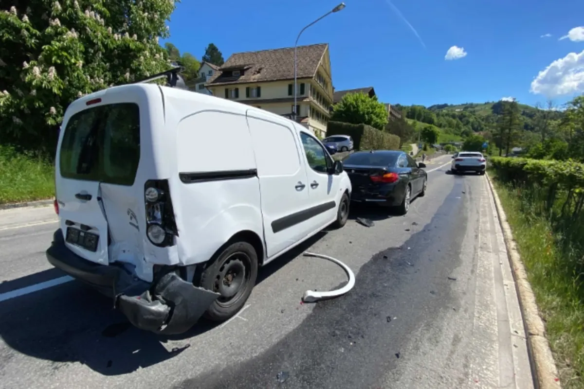 Unfall in Oberägeri ZG - Drei Fahrzeuge beschädigt 