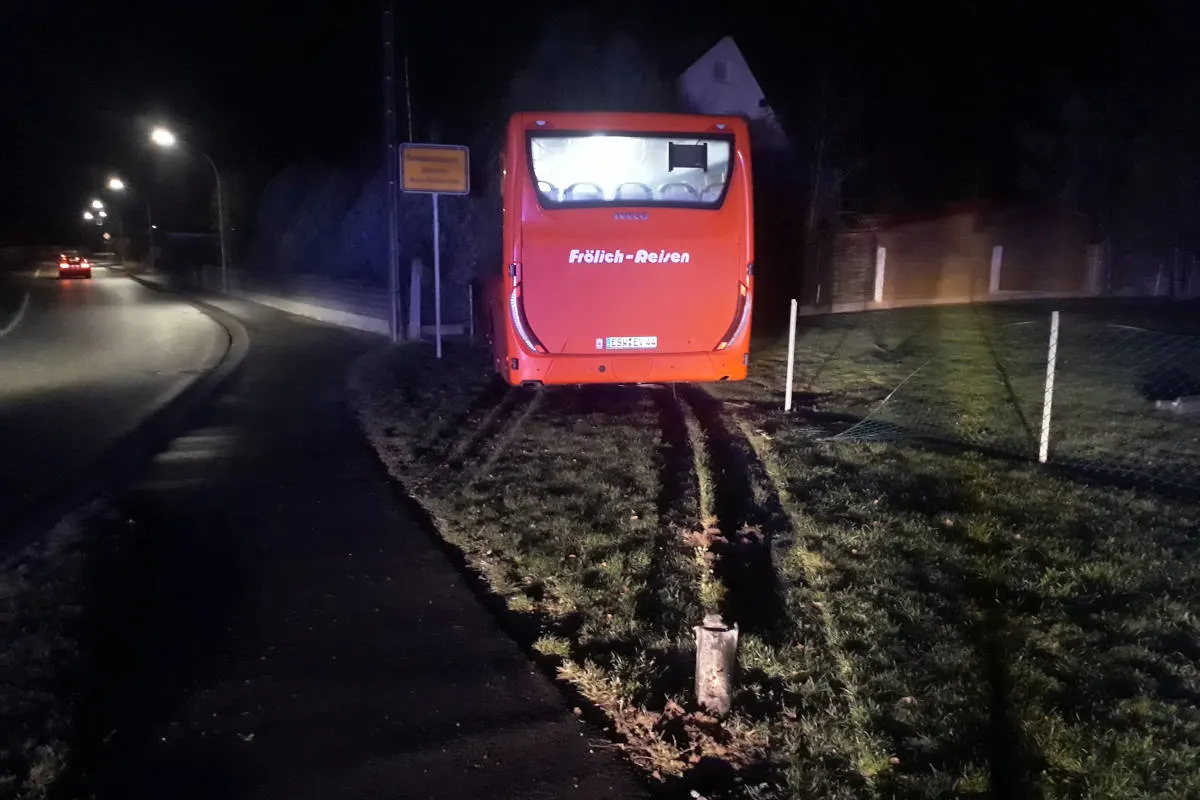 Eschwege - Linienbus landet in Gartengrundstück