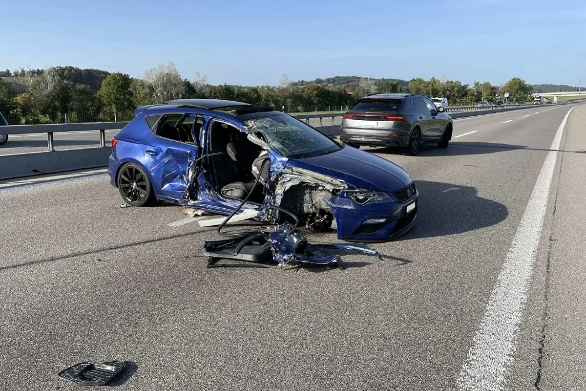 Semsales FR - Verkehrsbehinderungen nach Unfall auf der Autobahn A12