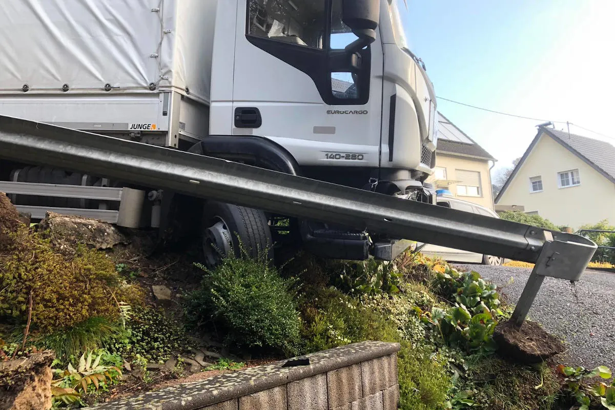 Unfall Wiehl - LKW durch Leitplanke gestoppt