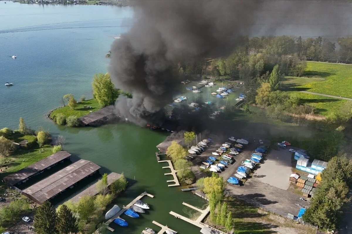 Lachen SZ - Mehrere Boote und eine Bootshalle durch Grossbrand zerstört