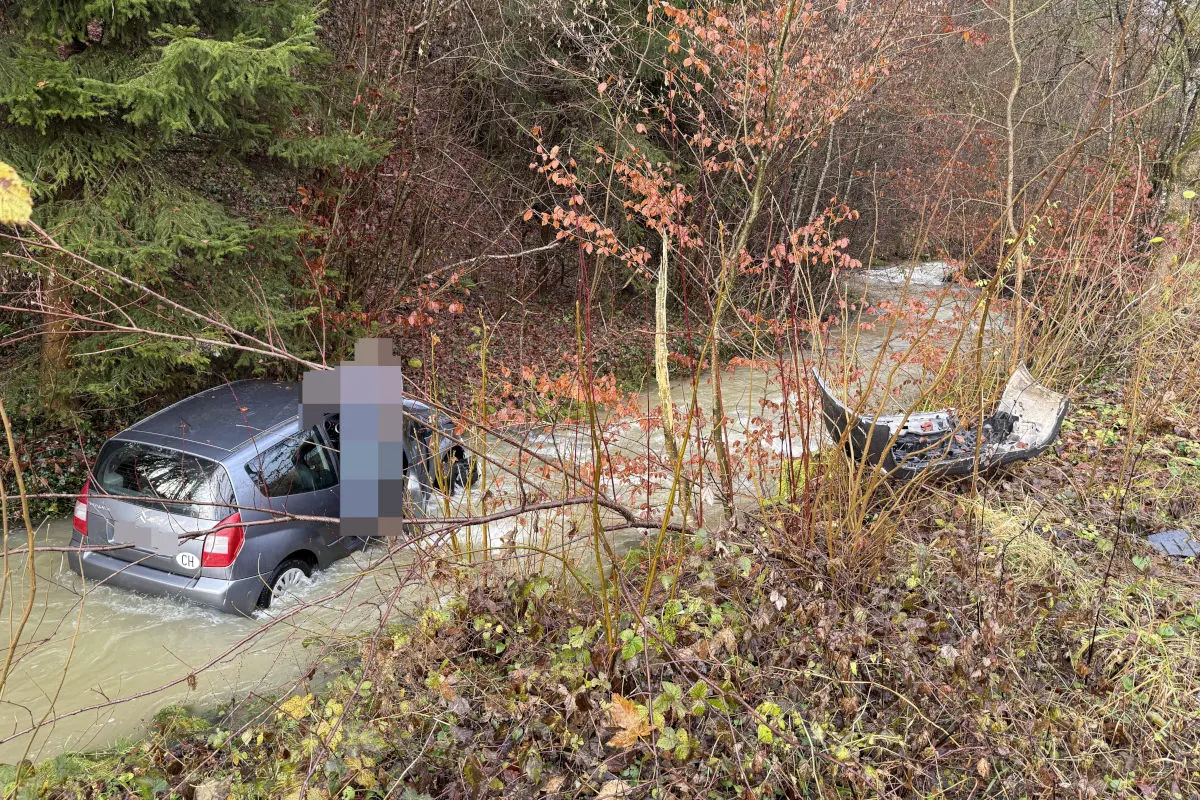 Hornussen AG – Lenker landet nach Unfall im Bach