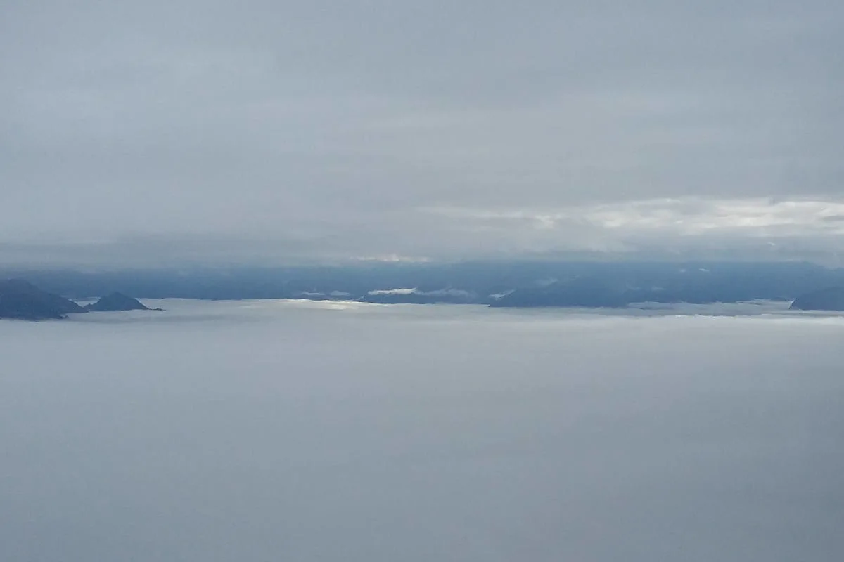 Rega fliegt Patientin trotz schlechter Sicht von Luzern nach Zürich
