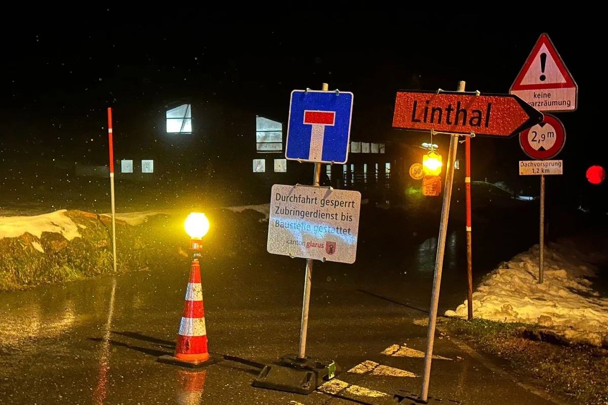 Haslen / Hätzingen GL - Strasse nach Erdrutsch gesperrt