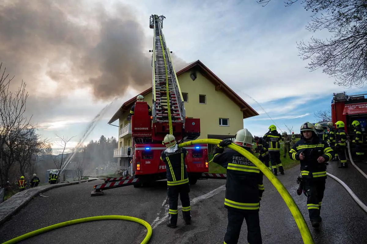 Helfenberg - Mehr als 200 Feuerwehrmann bei Wohnhausbrand