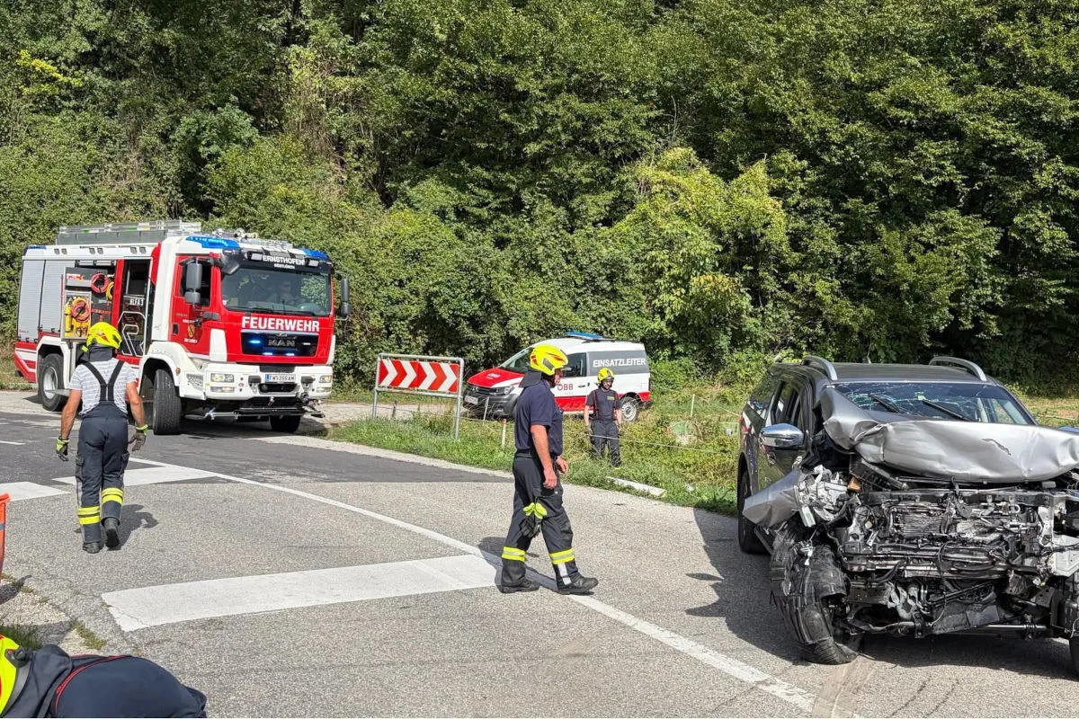 Unfall in Ernsthofen – Zug erfasst Auto an Bahnübergang