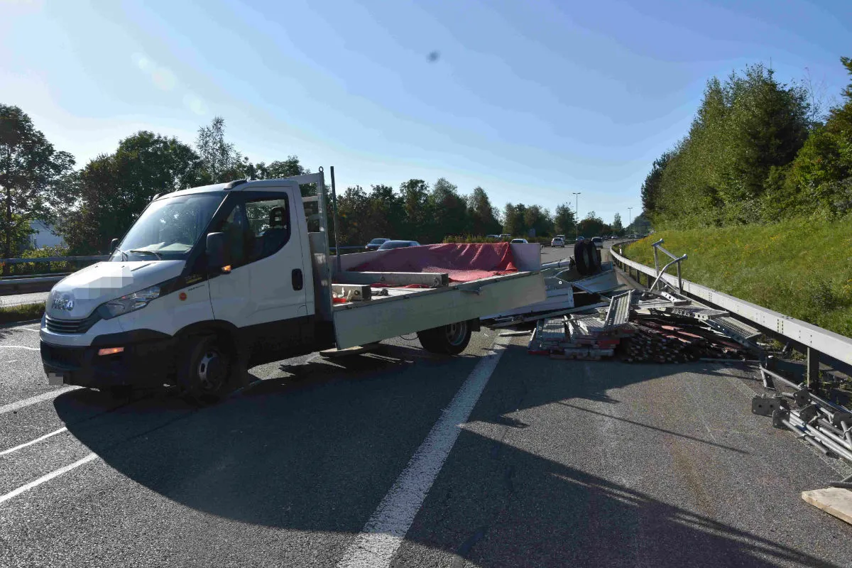 St. Gallen SG - Anhänger gekippt und Gerüstteile verloren