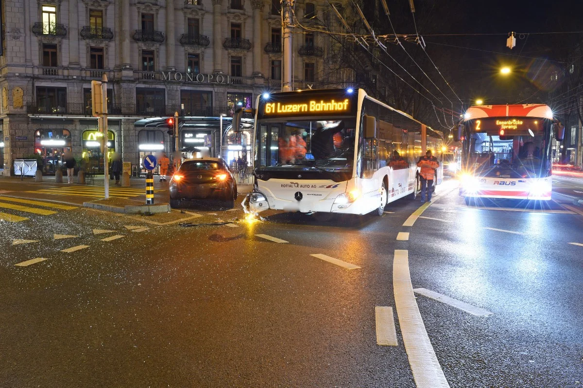 Stadt Luzern - Kollision zwischen Gelenkbus und Auto ohne Verletzte – Polizei sucht Zeugen