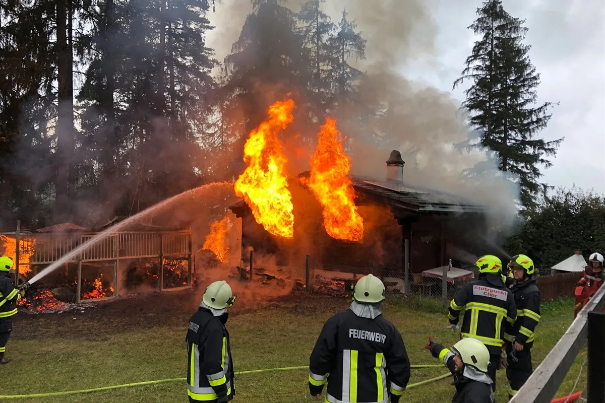 Feuerwehreinsatz in Churwalden GR - Maiensäss vollständig abgebrannt