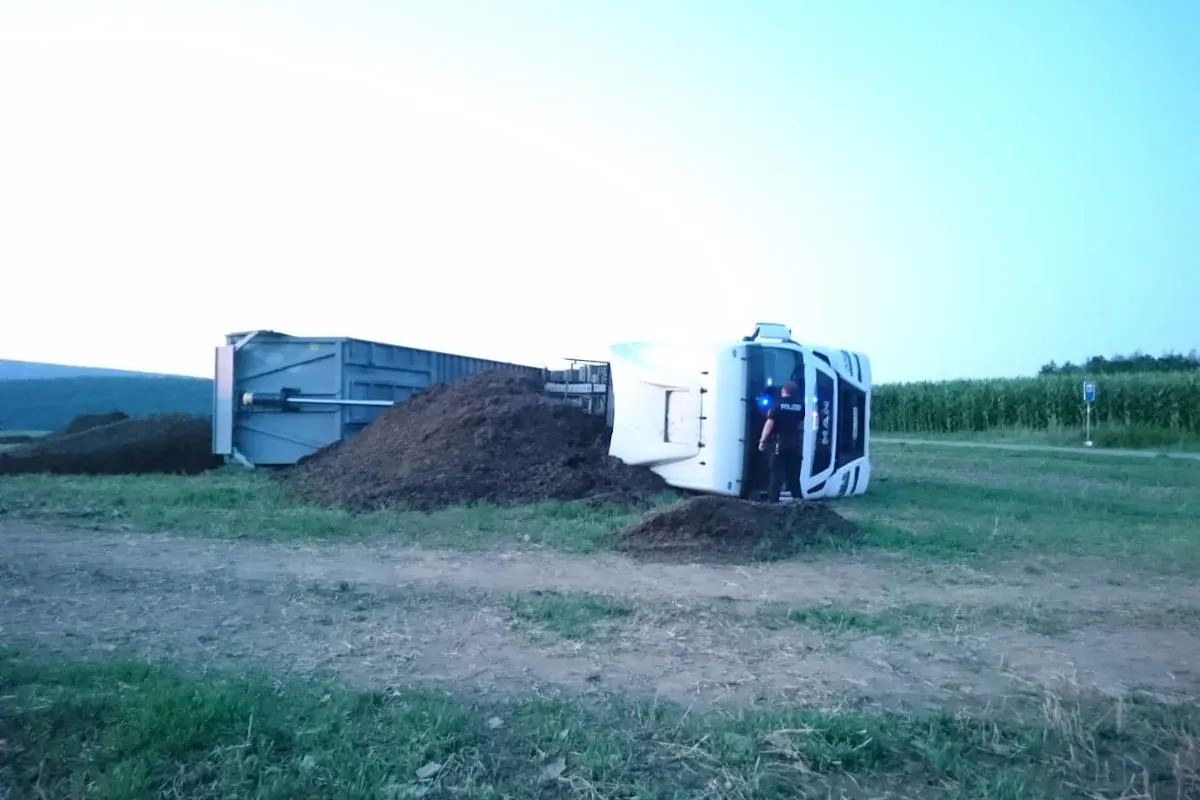Nettelrede – LKW kippt beim Entladen auf ein Feld