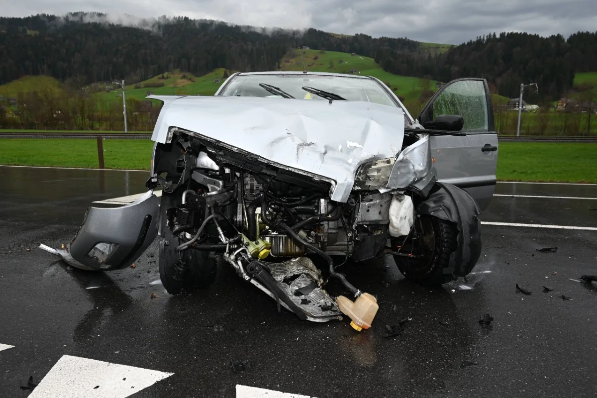 Ebnat-Kappel SG - Kollision zwischen zwei Autos